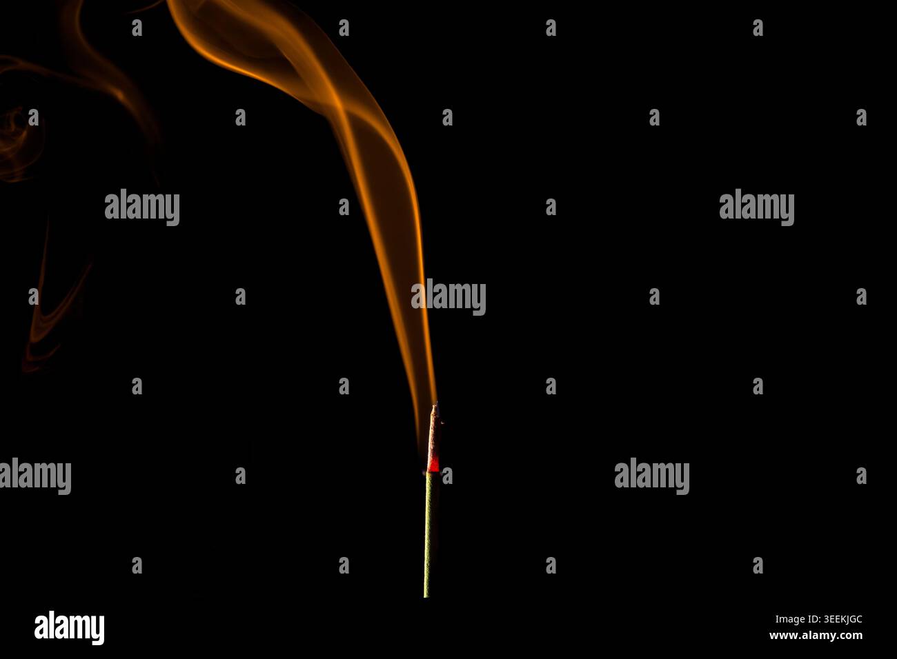 Scène d'encens parfumés. Atmosphère sereine avec fumée ambre bouclante et éclairage à contraste élevé Banque D'Images