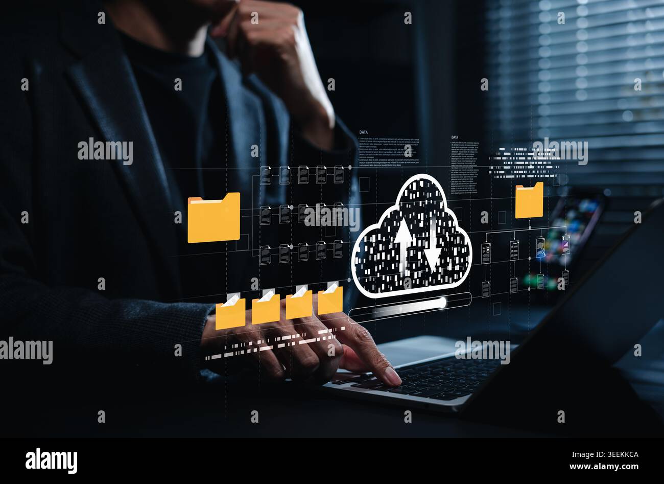 Sauvegarde de fichiers cloud et concept de gestion du stockage de données numériques. Personne utilisant un ordinateur portable avec des dossiers virtuels, télécharger et télécharger icône de nuage, transfert de fichiers Banque D'Images