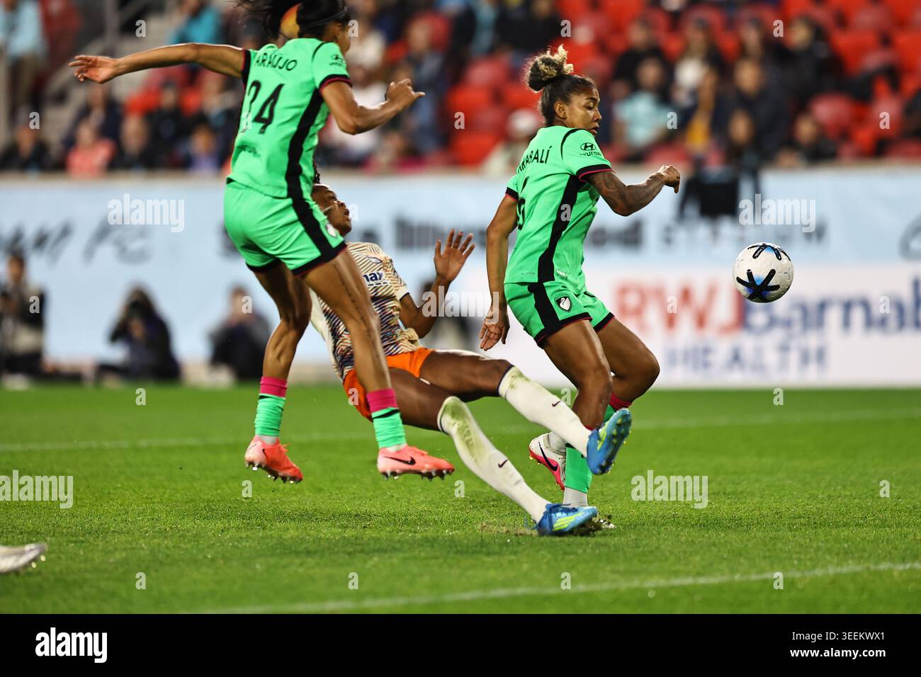 L'attaquant du Gotham FC Jordynn Dudley #2 se mêle aux défenseurs du Boston Legacy FC Laís Araújo #24 et Jorelyn Carabalí #16 lors de l'action dans le match de la National Women's Soccer League au Sports Illustrated Stadium à Harrison, New Jersey, le samedi 9 mai 2026. (Photo : Gordon Donovan) Banque D'Images