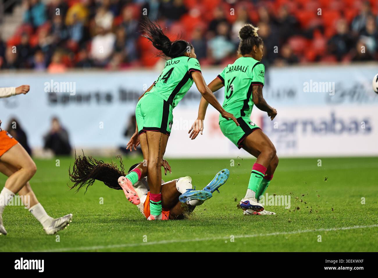 L'attaquant du Gotham FC Jordynn Dudley #2 se mêle aux défenseurs du Boston Legacy FC Laís Araújo #24 et Jorelyn Carabalí #16 lors de l'action dans le match de la National Women's Soccer League au Sports Illustrated Stadium à Harrison, New Jersey, le samedi 9 mai 2026. (Photo : Gordon Donovan) Banque D'Images