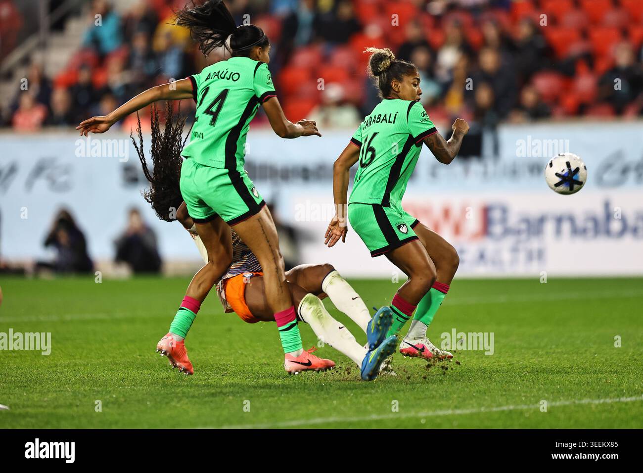 L'attaquant du Gotham FC Jordynn Dudley #2 se mêle aux défenseurs du Boston Legacy FC Laís Araújo #24 et Jorelyn Carabalí #16 lors de l'action dans le match de la National Women's Soccer League au Sports Illustrated Stadium à Harrison, New Jersey, le samedi 9 mai 2026. (Photo : Gordon Donovan) Banque D'Images