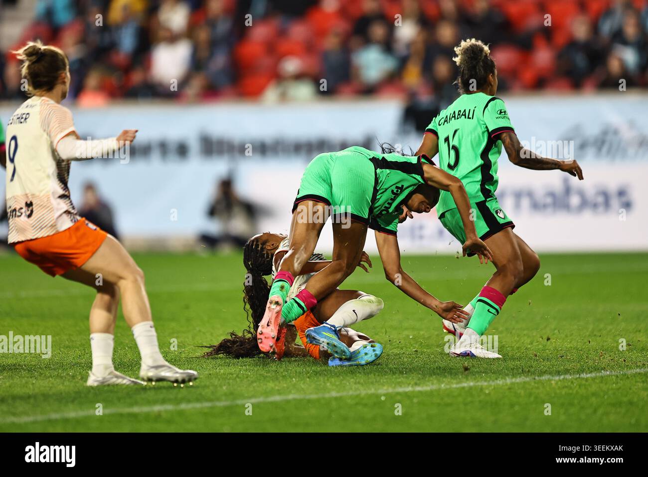 L'attaquant du Gotham FC Jordynn Dudley #2 se mêle aux défenseurs du Boston Legacy FC Laís Araújo #24 et Jorelyn Carabalí #16 lors de l'action dans le match de la National Women's Soccer League au Sports Illustrated Stadium à Harrison, New Jersey, le samedi 9 mai 2026. (Photo : Gordon Donovan) Banque D'Images