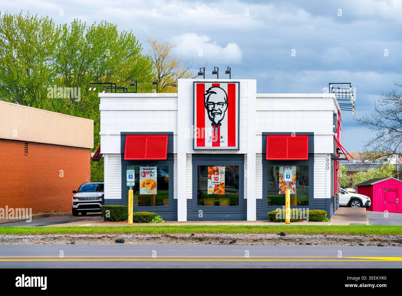 Cicero, NY - 2 mai 2026 : extérieur d'un restaurant KFC situé le long du couloir de vente au détail de la route 31 au Market place Mall Plaza. KFC, fondée en 1952 et Banque D'Images