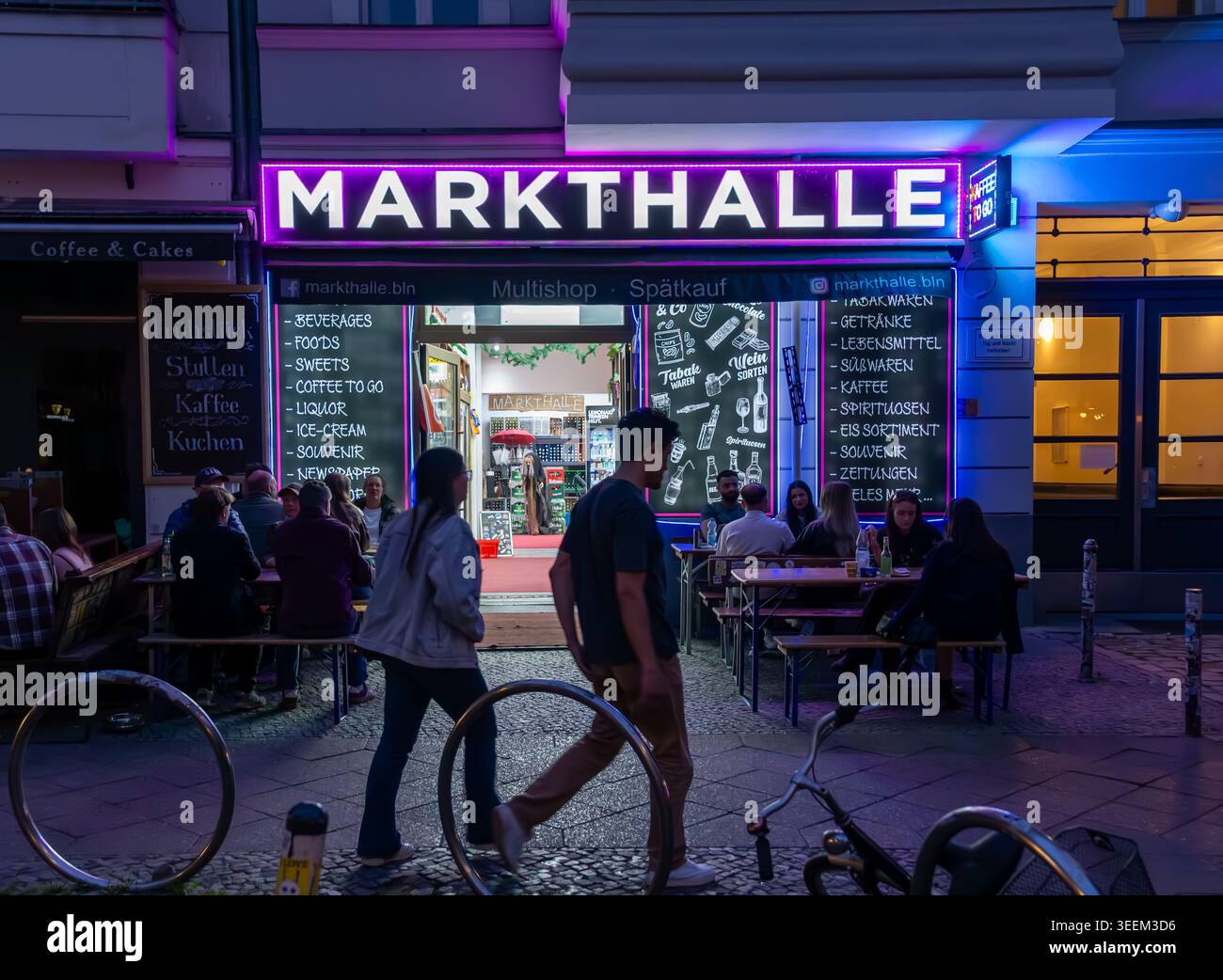 Vue nocturne de la boutique de fin de soirée Markthalle sur Simon-Dach-Straße à Friedrichshain avec néons, Berlin, Allemagne. Späti, Spätverkauf. Banque D'Images