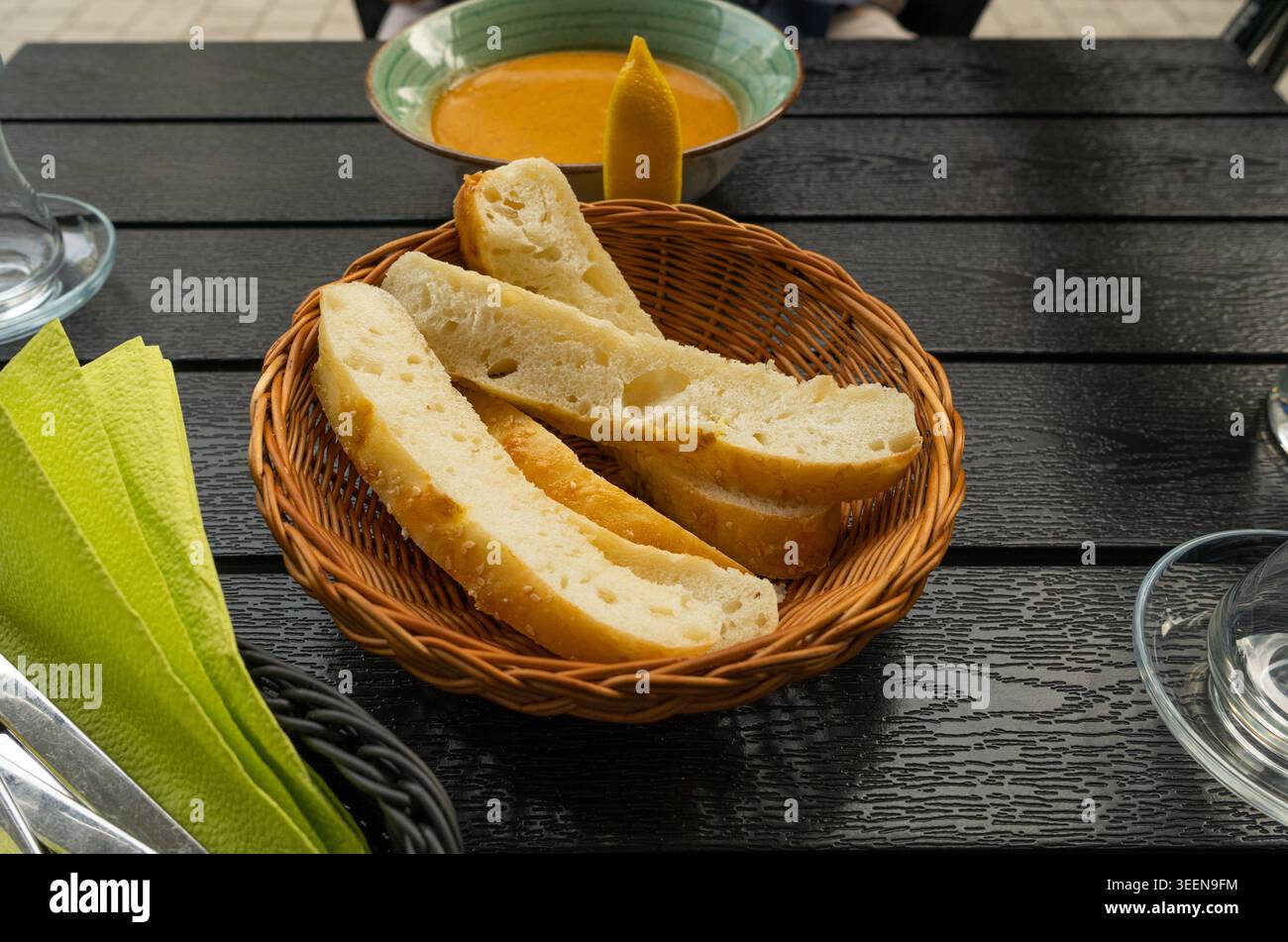 Pain tranché sur la table du restaurant, morceaux de pain servis dans un panier, table du petit déjeuner Banque D'Images