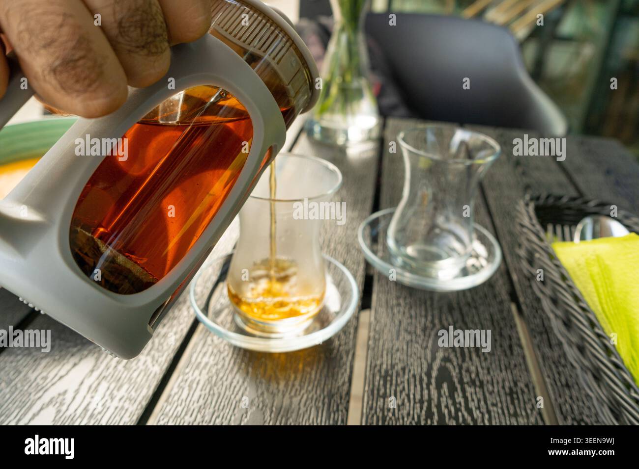 Thé turc sur une table de café de rue, tasse arabe traditionnelle dans le restaurant, boire du thé noir dans la tasse turque, petit déjeuner arabe Banque D'Images
