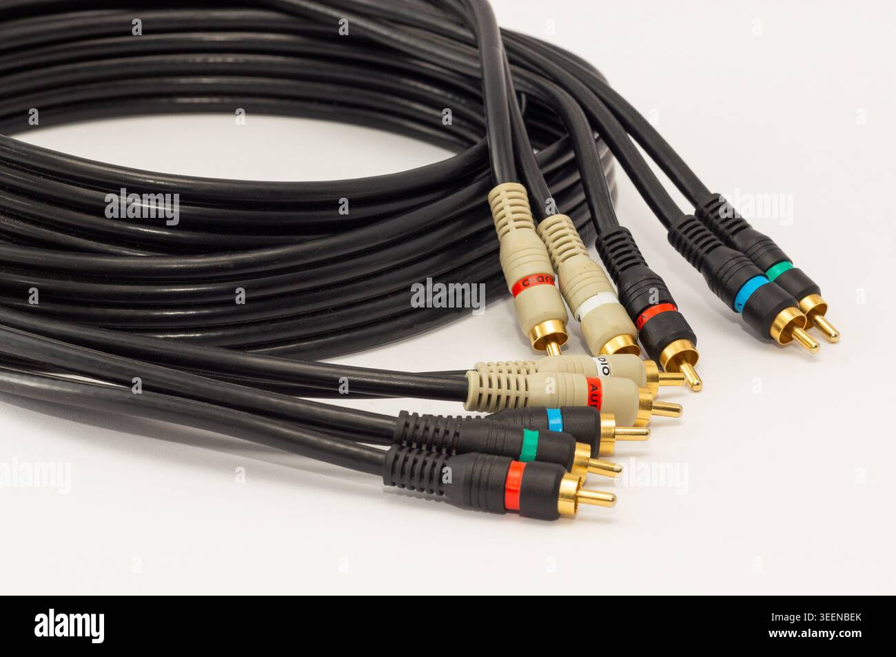 Câble audiophile de haute qualité avec connecteurs RCA conçu pour connecter des composants audio dans les systèmes stéréo domestiques. Idéal pour les amplificateurs, récepteurs, sp Banque D'Images