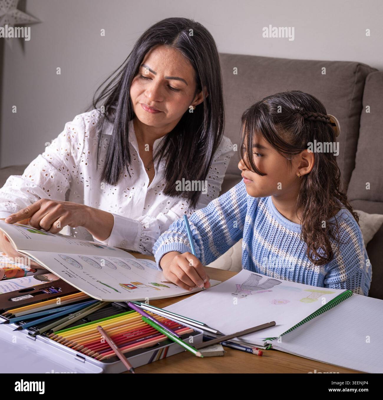 Mère et fille dans la vie normale Banque D'Images
