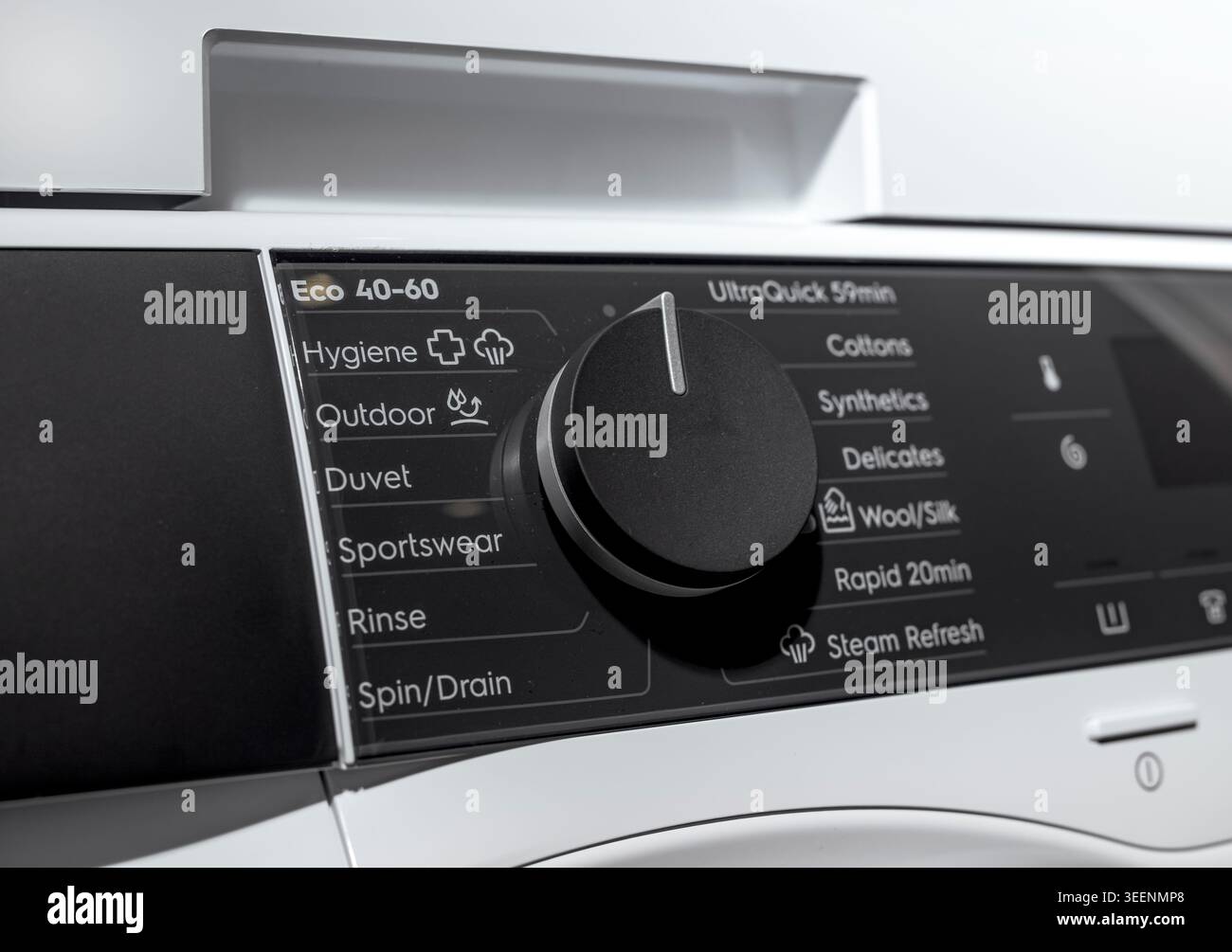 Vue rapprochée de la molette de commande et de l'écran du lave-linge. Panneau d'appareil à chargement frontal avec options de programme. Détail de l'équipement de blanchisserie domestique pour Clea Banque D'Images