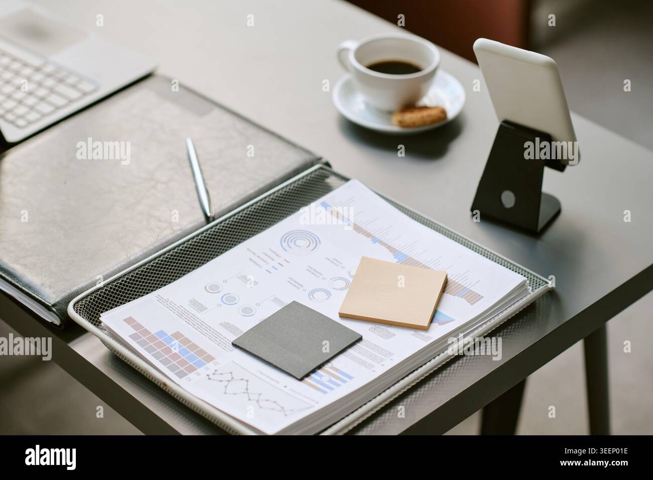 Business Desk affichant des rapports financiers pour la planification et l'analyse Banque D'Images