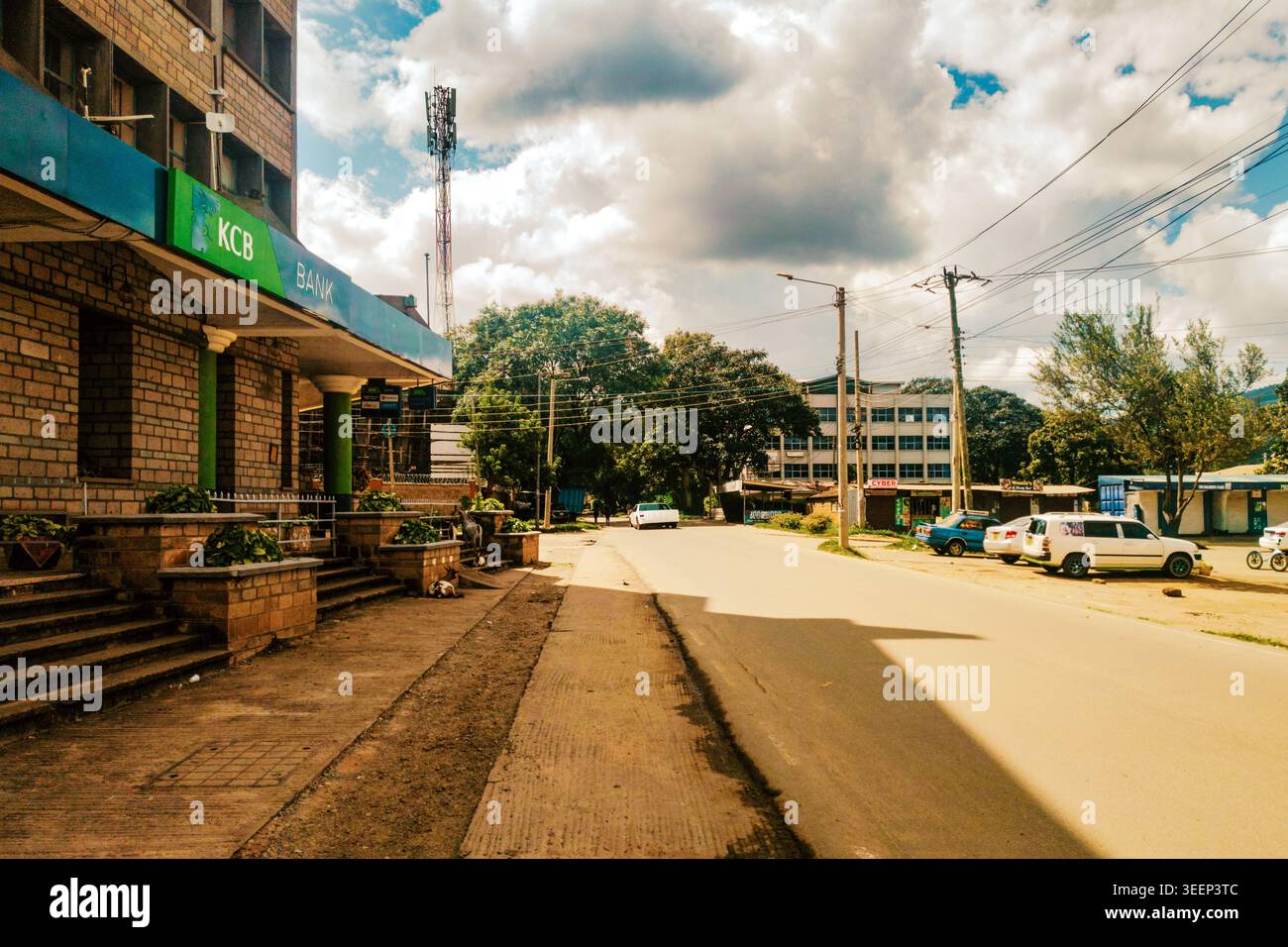 Machakos Town, Kenya, 3 mai 2026 - Kenya commercial Bank, Branch Exterior et Sunny Street Scene. Banque D'Images