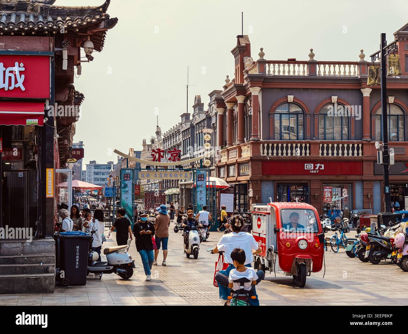 Marché animé de Madao Street près de Drum Tower à Kaifeng, en Chine - Image de stock capturée avec un smartphone
