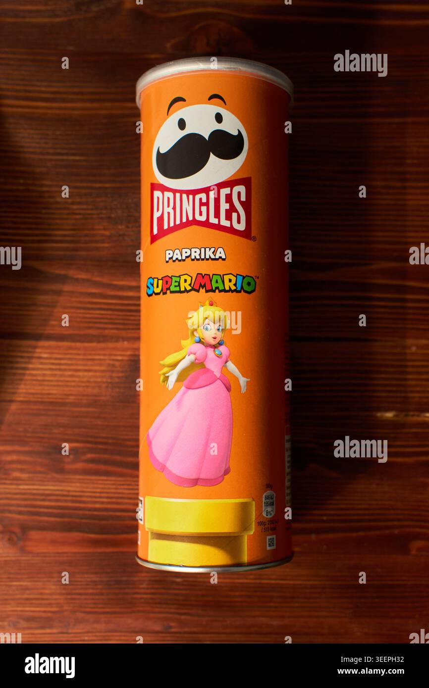 Tyumen, Russie-20 mars 2026 : gros plan d'un tube Pringles jaune mettant en vedette des personnages Nintendo, dans le cadre d'une collaboration marketing spéciale Banque D'Images