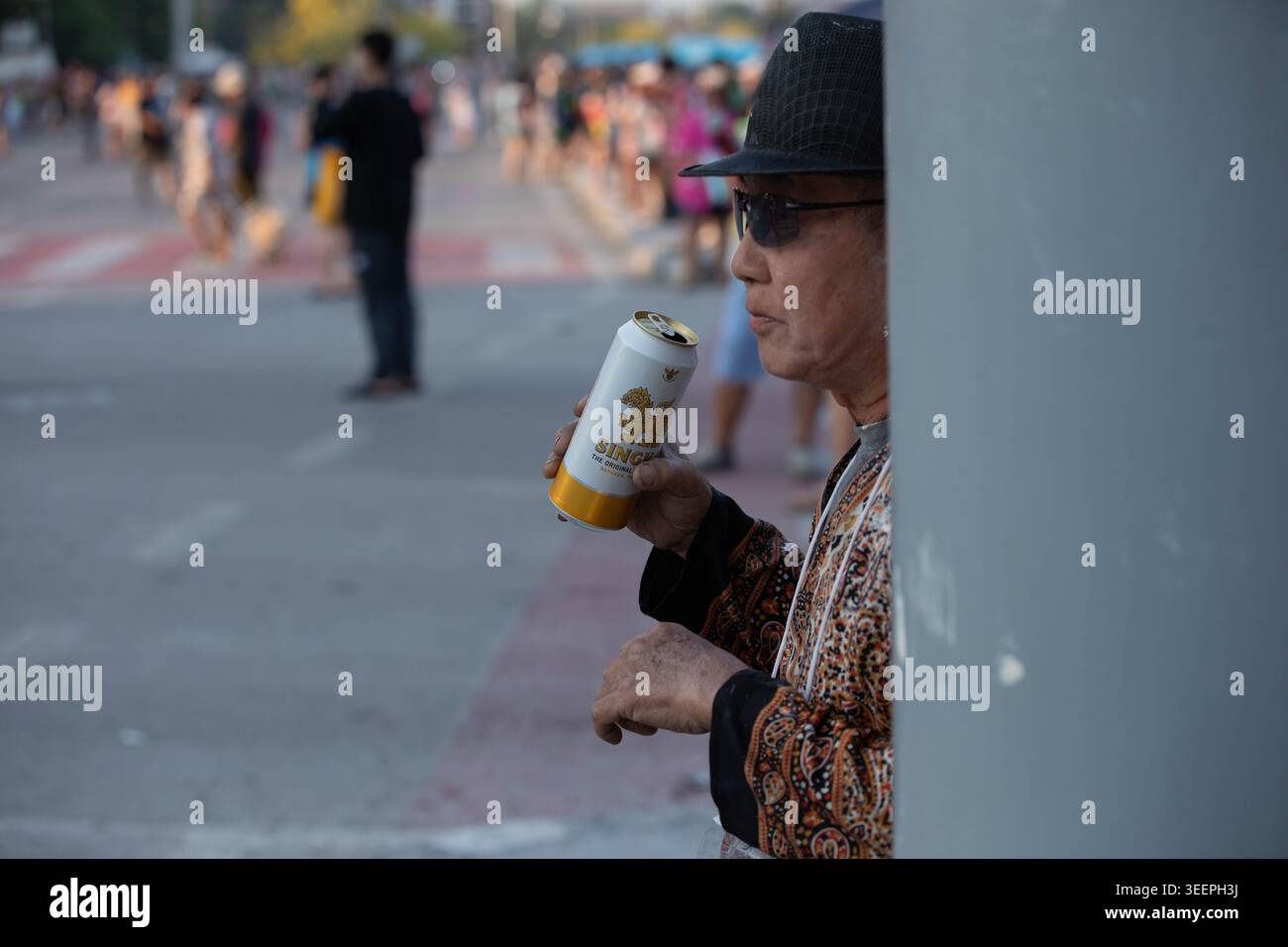 CHIANG mai, THAÏLANDE-APR 15, 2026 : touriste masculin buvant de la bière à Can, fête de l'eau de Songkran en Thaïlande, gros plan, Nimman. Banque D'Images