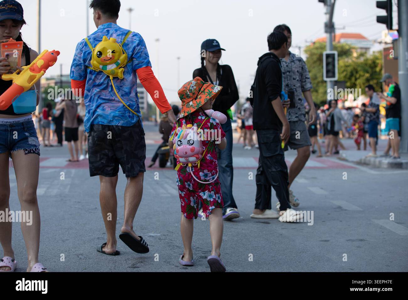 CHIANG mai, THAÏLANDE-APR 15, 2026 : les gens célèbrent le Festival Songkran dans la rue en Thaïlande, vue arrière, Nimman Banque D'Images