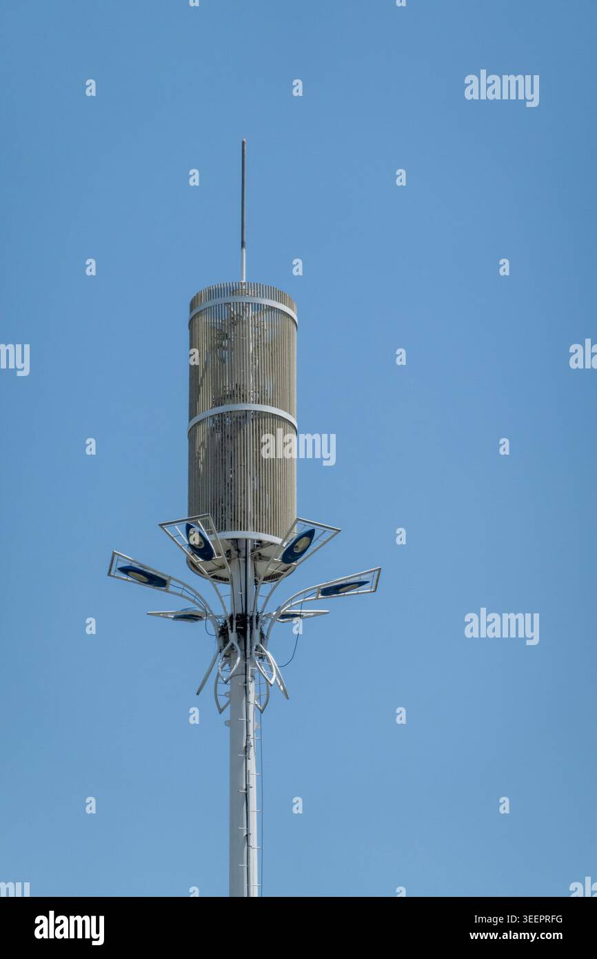 HAINING, CHINE - 1er MAI 2026 : prise de vue à faible angle d'un mât de télécommunications spécialisé doté d'une enveloppe d'antenne cylindrique et d'un éclairage intégré Banque D'Images