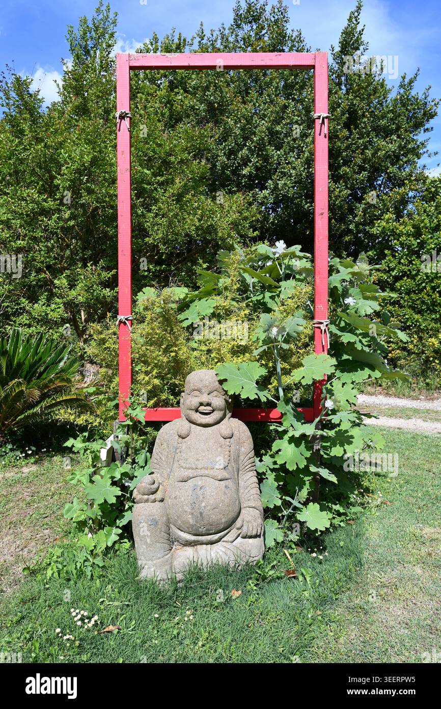 Jardin Bouddha assis dans le Bambous en Provence ou le Bamboo Botanical Garden Eyragues Provence France Banque D'Images