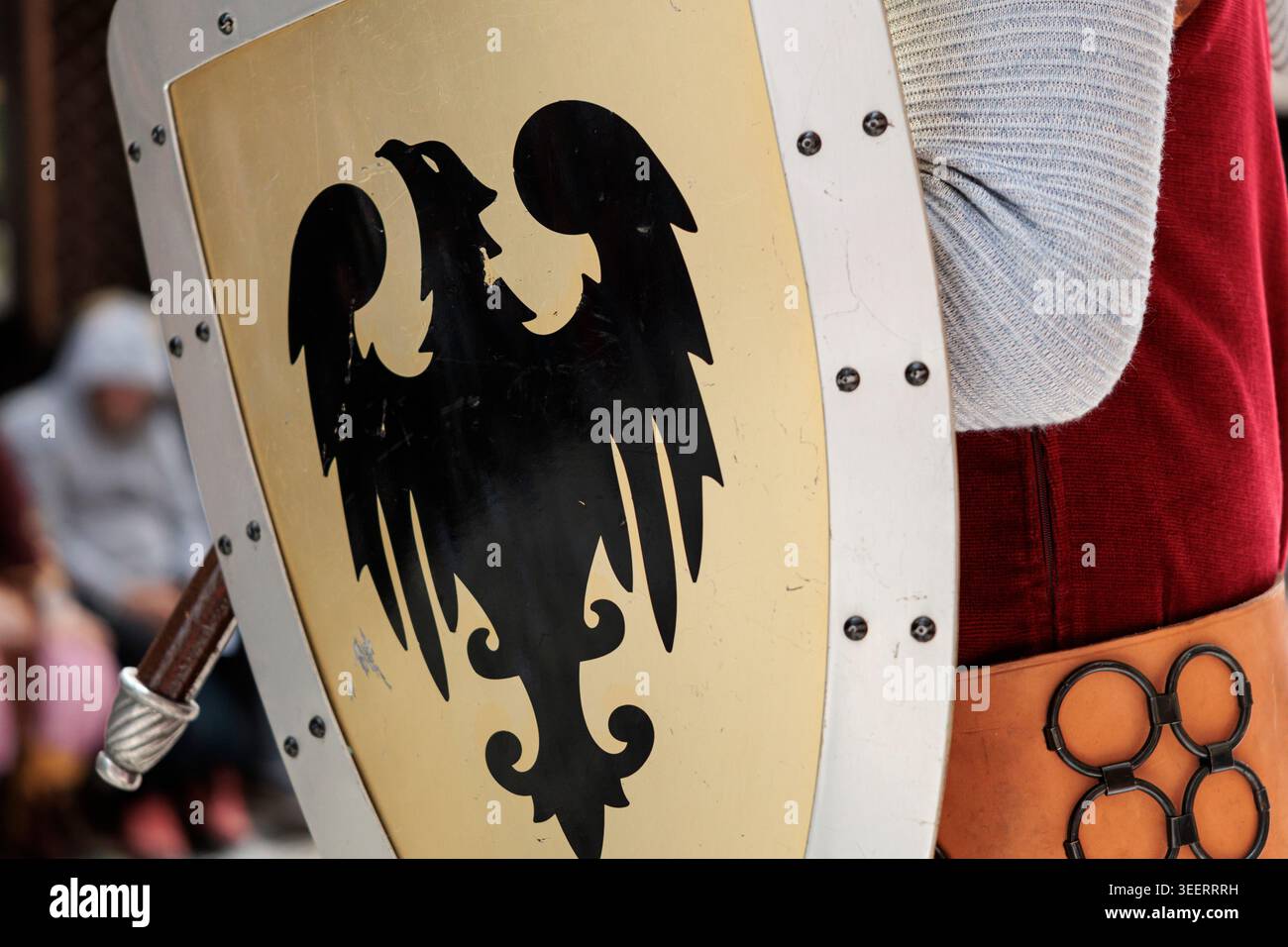 Gros plan du bouclier médiéval avec aigle héraldique et costume d'époque à Alcoy, Espagne Banque D'Images