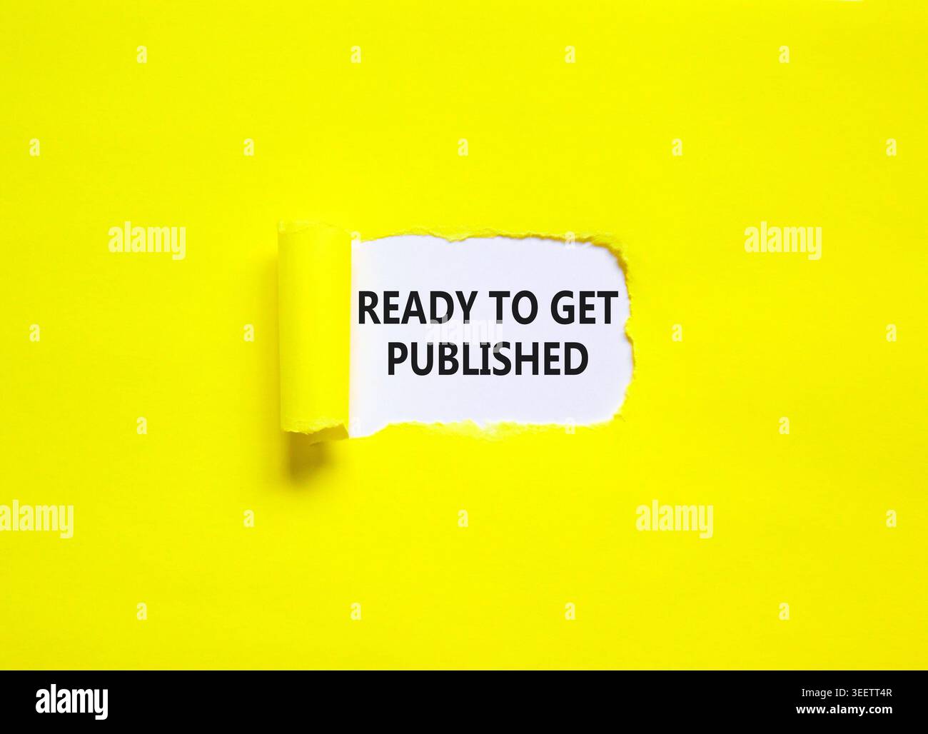 Prêt à obtenir le symbole des mots publiés. Mots conceptuels prêts à être publiés sur un beau livre blanc. Beau fond jaune. L'entreprise est prête à l'emploi Banque D'Images