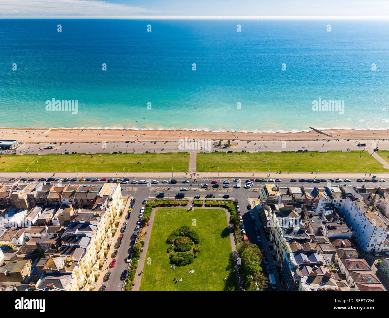 Drone vue sur la plage de Brighton, la jetée et les bâtiments de bord de mer le jour ensoleillé, Royaume-Uni Banque D'Images