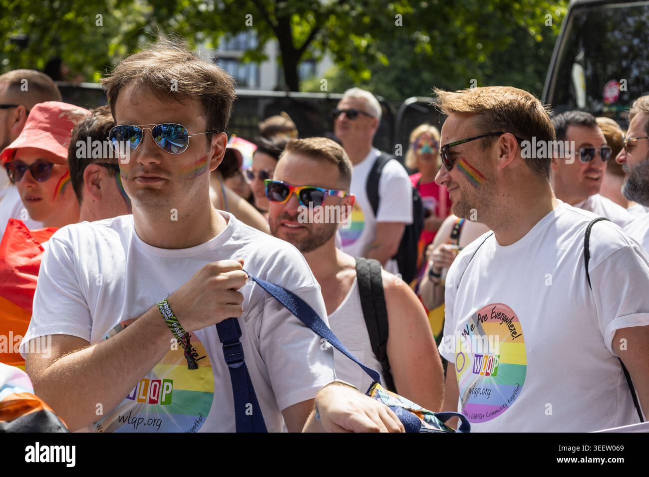 Hommes avec peinture de visage arc-en-ciel à London Pride Parade. Londres, Royaume-Uni, 29 juin 2024 Banque D'Images