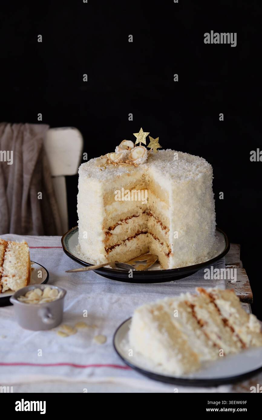 Visuel sophistiqué de gâteau blanc superposé sur un plateau de service en bois rustique Banque D'Images