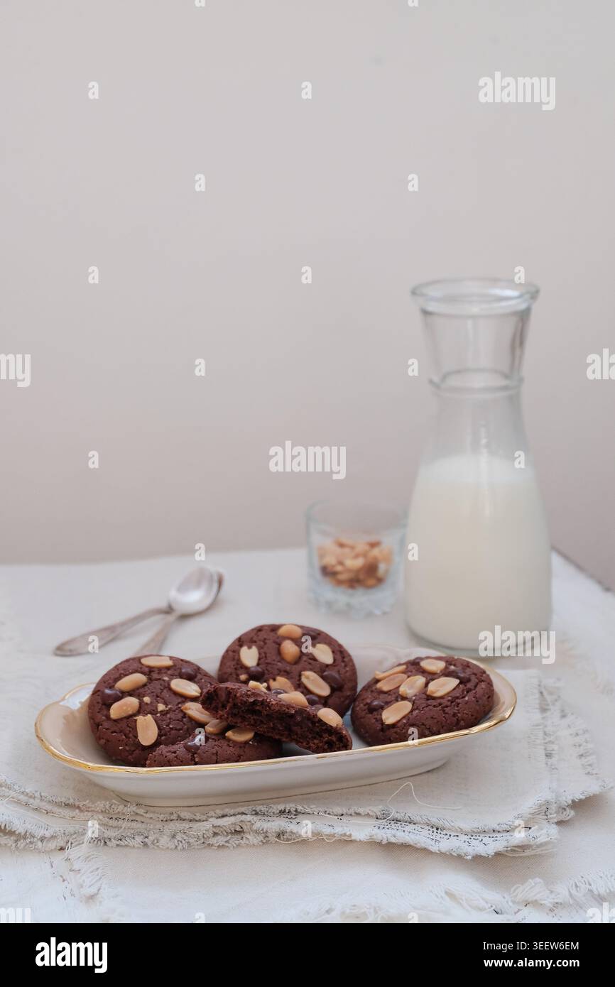 Délicieux rassemblement avec des biscuits au chocolat aux noisettes et un verre de lait Banque D'Images