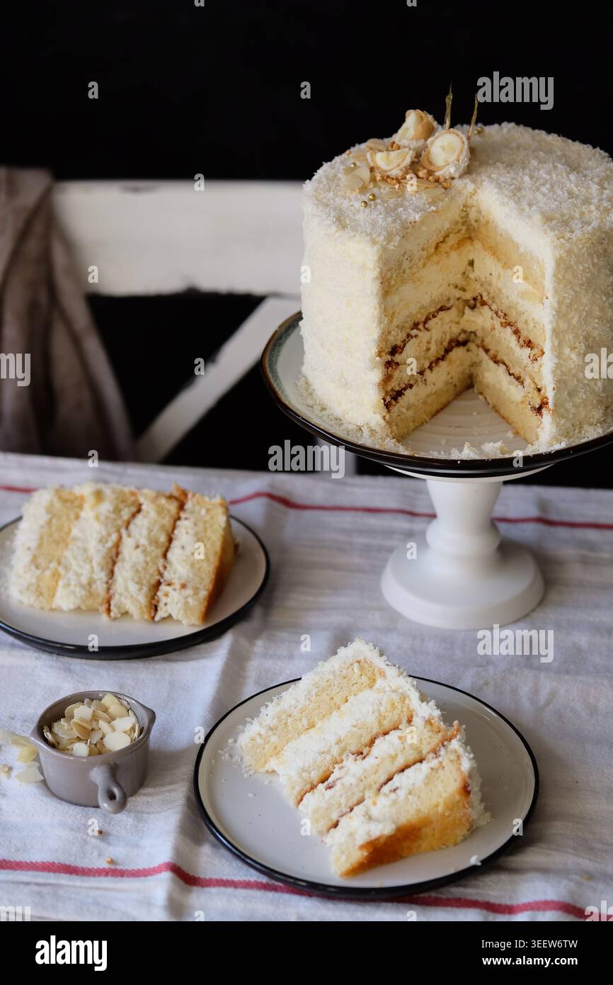 Présentation simple mais raffinée du gâteau à la vanille sur des plats vintage Banque D'Images