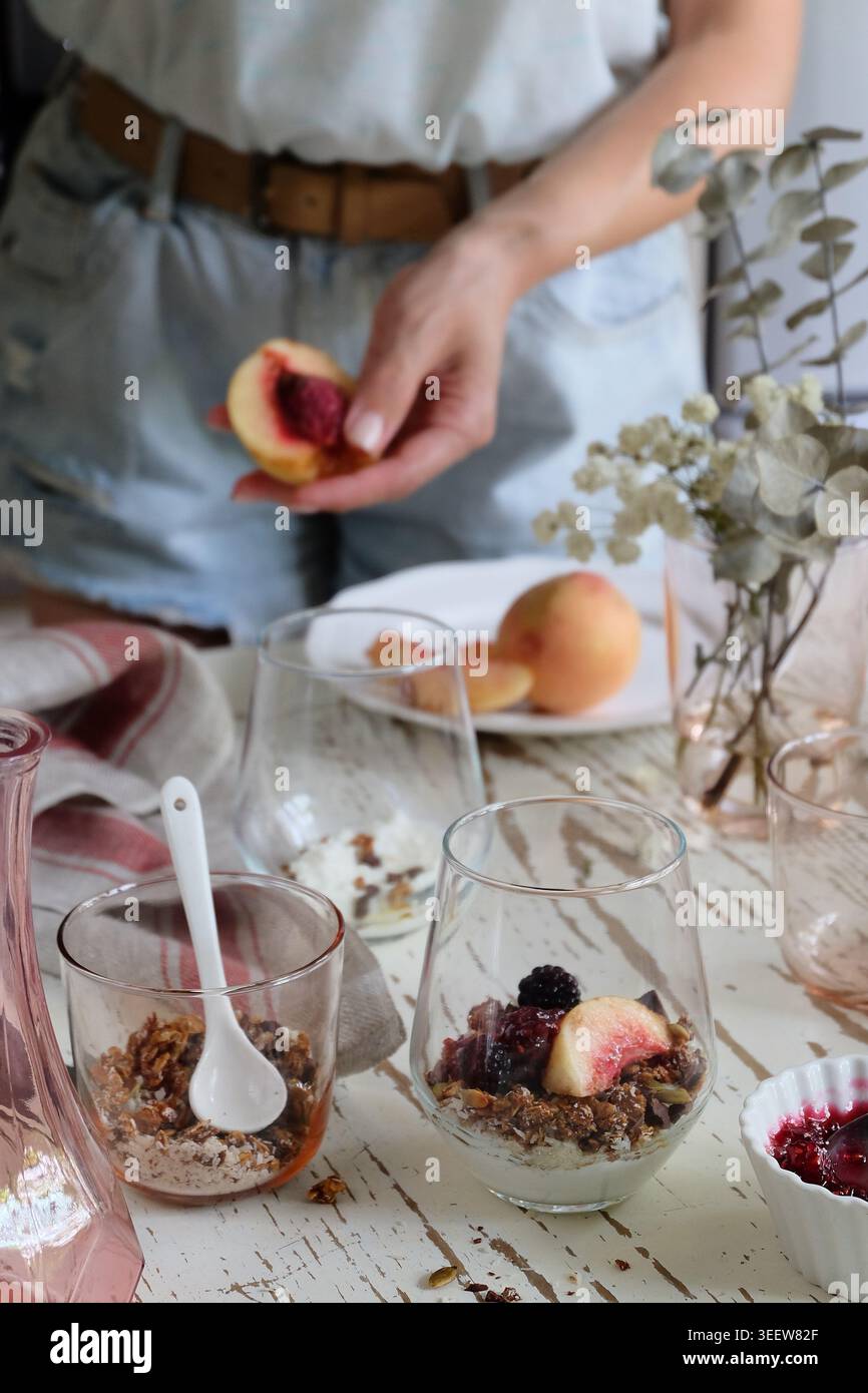 Cadre de boulangerie d'inspiration vintage avec des éléments naturels et des friandises sucrées Banque D'Images