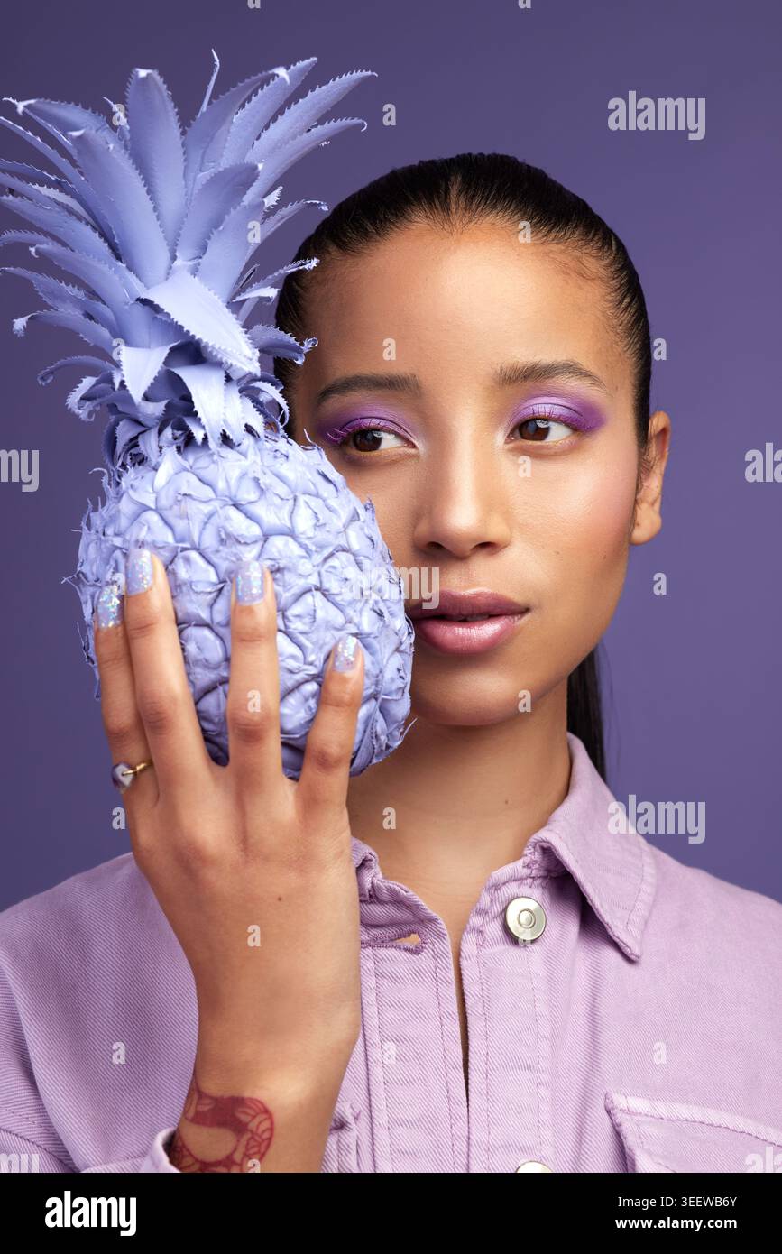 Pensée, cosmétique ou femme à l'ananas en studio, esthétique créative ou style tendance pour la beauté. Idée artistique, fruit ou personne avec audace Banque D'Images