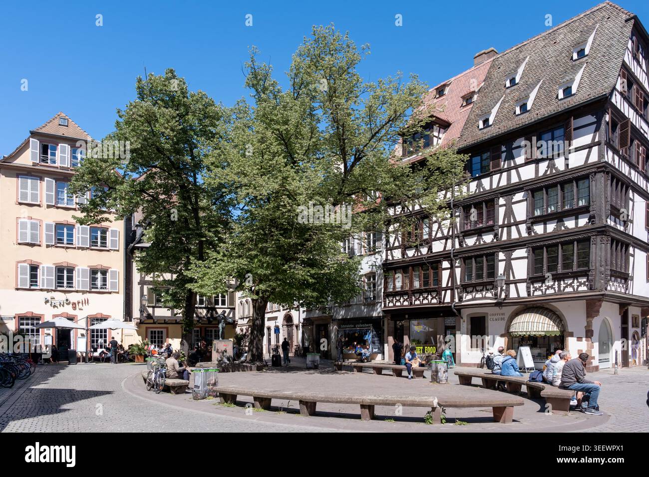 Strasbourg, France - 30 avril 2026 : les visiteurs apprécient l'espace ouvert de la place St Etienne Strasbourg. Banque D'Images