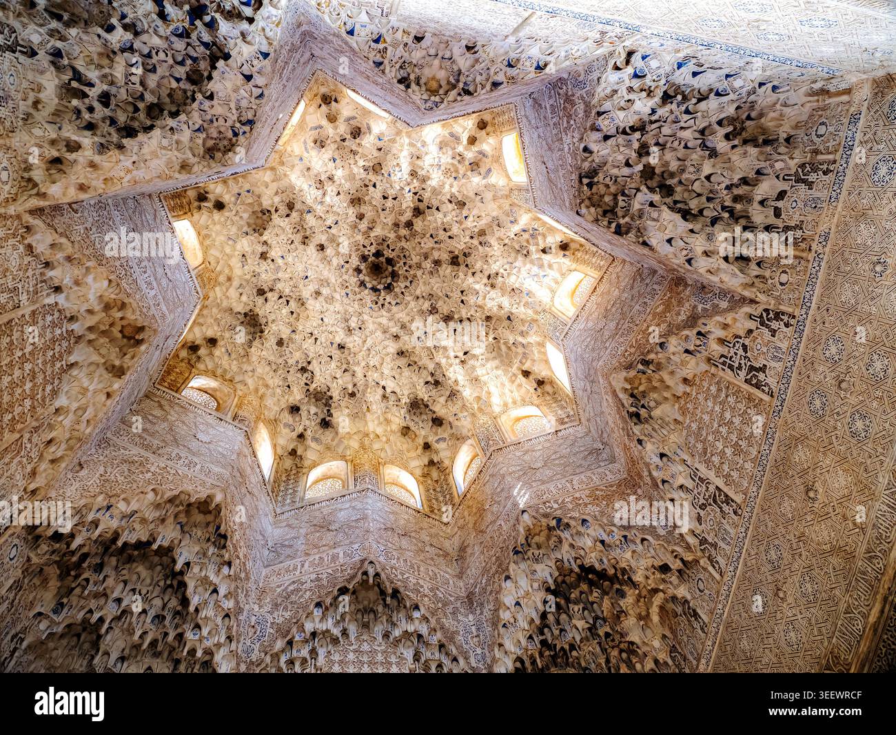 Alhambra architecture islamique intérieur avec dôme Muqarnas complexe, arche en stuc sculpté et fenêtres, Espagne Banque D'Images
