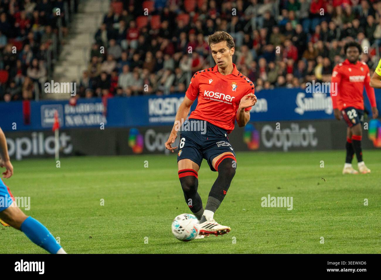 Pampelune, Espagne. 12 mai 2026. Torro (N6) passe le ballon lors du match la Liga EA Sports entre CA Osasuna et Atletico de Madrid à l'Estadio El Sadar le 12 mai 2026, à Madrid, Espagne crédit : SPP Sport Press photo. /Alamy Live News Banque D'Images