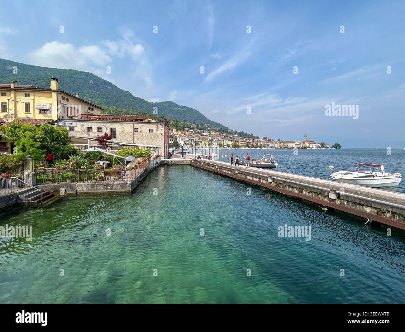 Salò, Lombardie, Italie - 28 mai 2025 : vue panoramique du golfe de Salò sur le lac de Garde, Italie. Banque D'Images