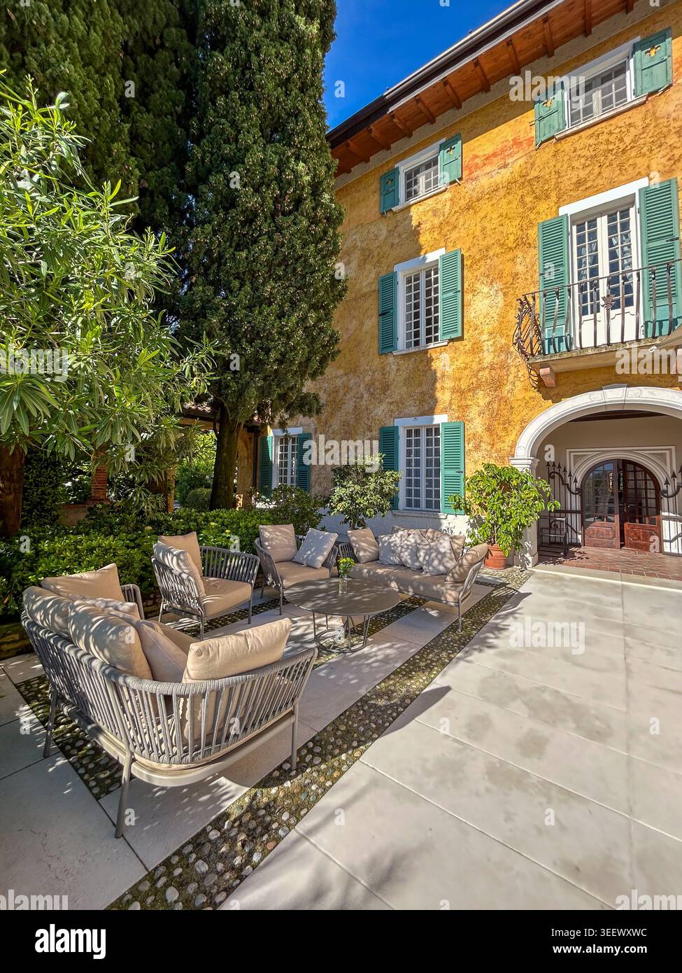 Salò, Lombardie, Italie - 28 mai 2025 : salon extérieur élégant dans une cour de villa italienne de luxe. Banque D'Images