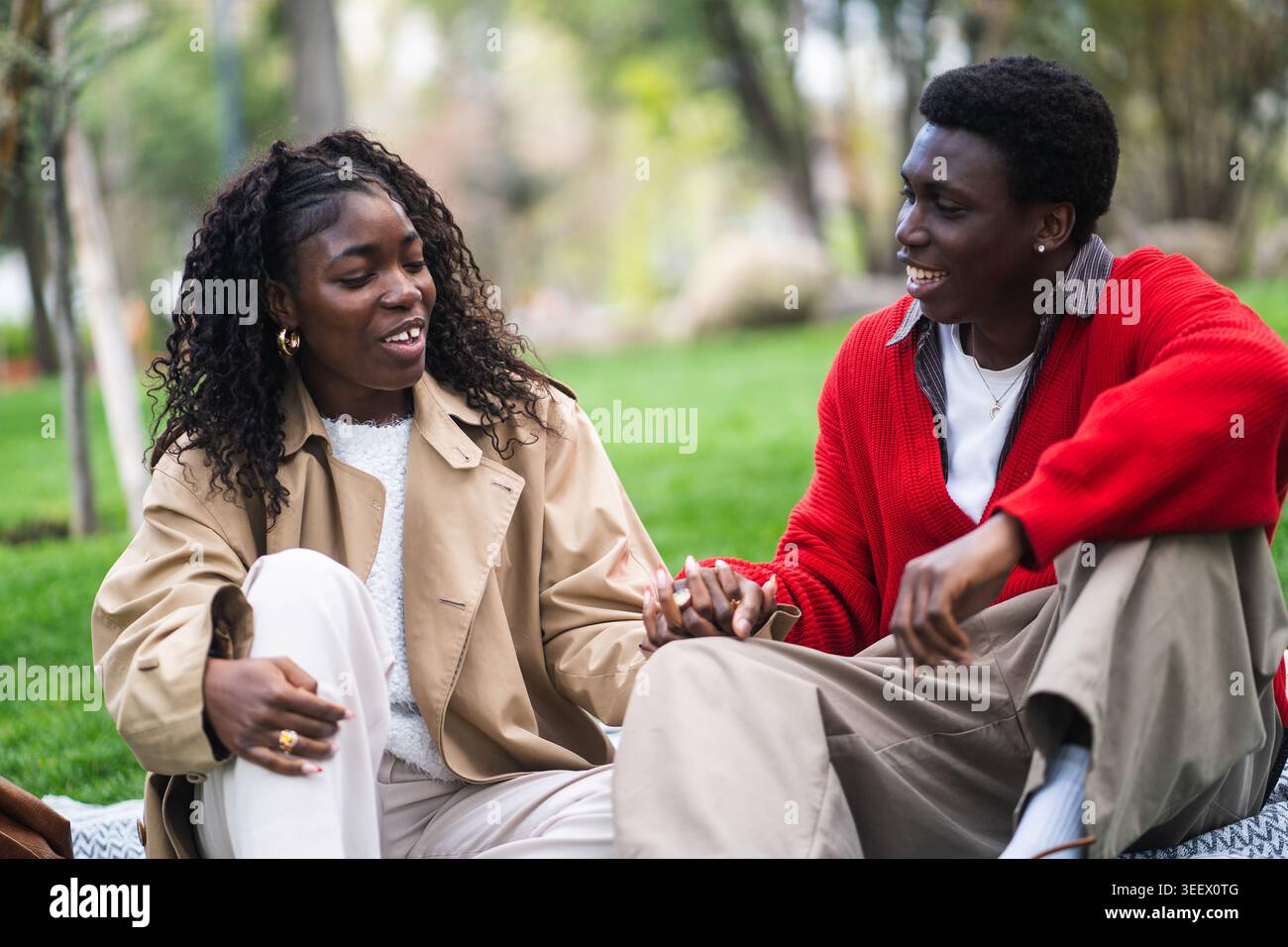 Couple aimant positif homme afro-américain et femme profitant du temps ensemble dans la nature dans le parc de la ville. Banque D'Images