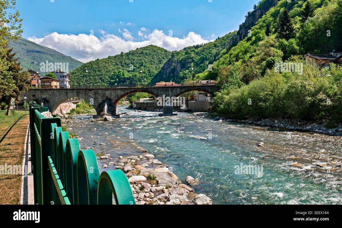 Pont de la rivière Tanaro et paysage alpin à Orméa, Italie Banque D'Images