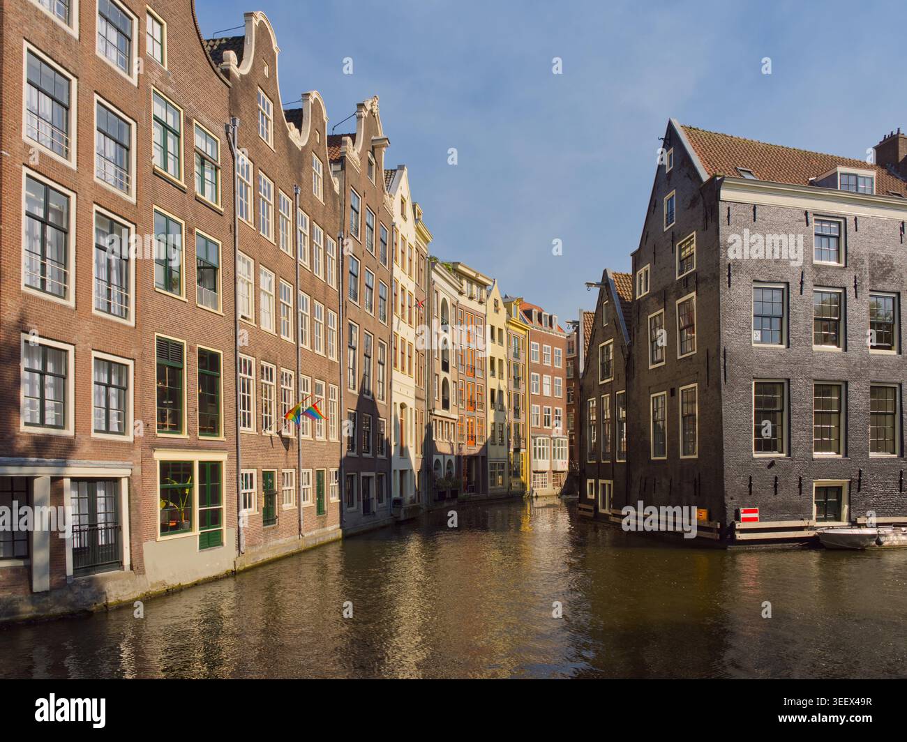 Les maisons traditionnelles hollandaises bordent une voie navigable à Amsterdam avec des façades classiques à pignon en escalier Banque D'Images