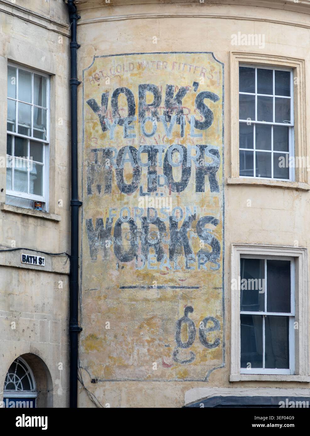 York's Motor Works signe fantôme palimpseste sur le mur courbe Market place et Bath Street, Frome, Somerset, Angleterre, Royaume-Uni Banque D'Images