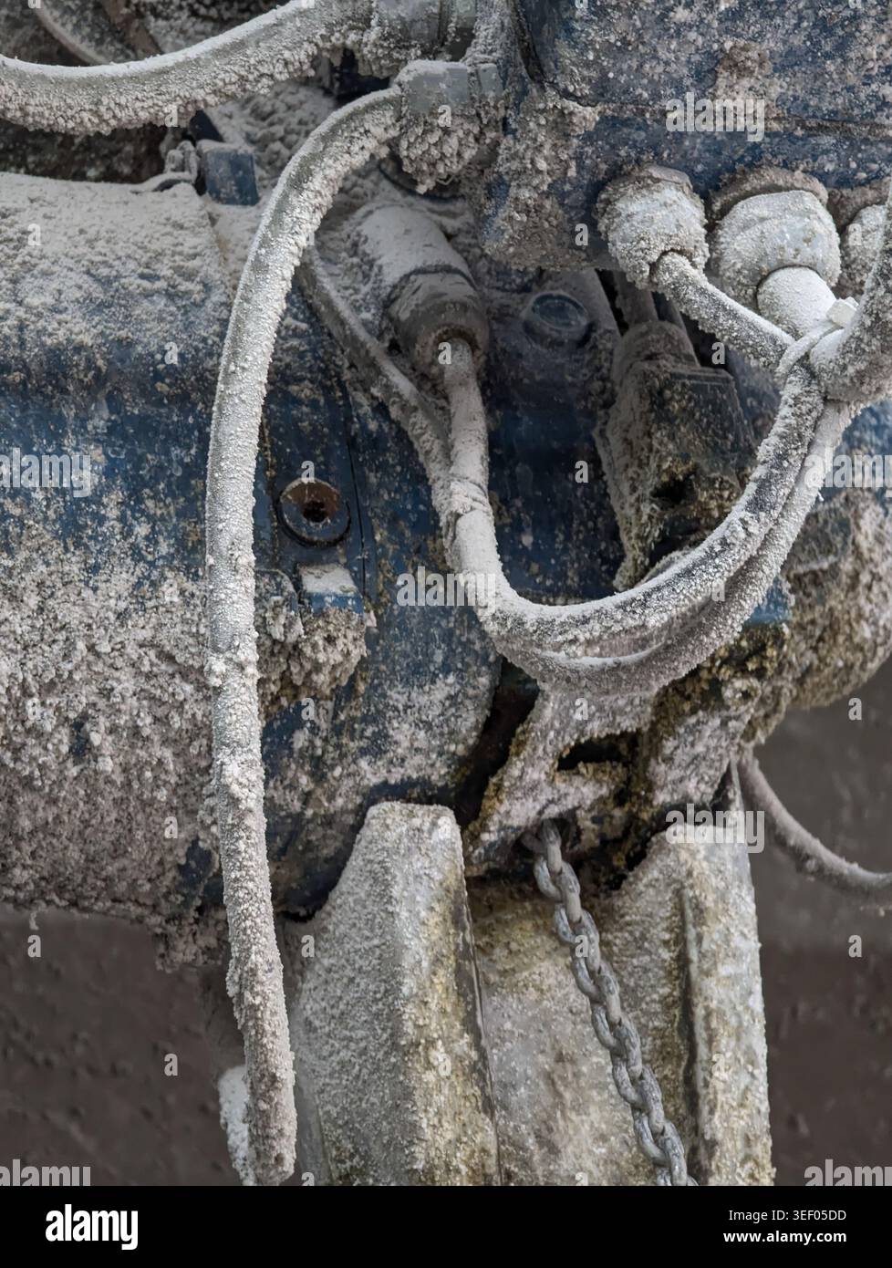Flexibles et raccords hydrauliques corrodés en gros plan montrant des connecteurs métalliques oxydés et grippés, environnement d'atelier avec résidus d'huile, joints usés, th Banque D'Images