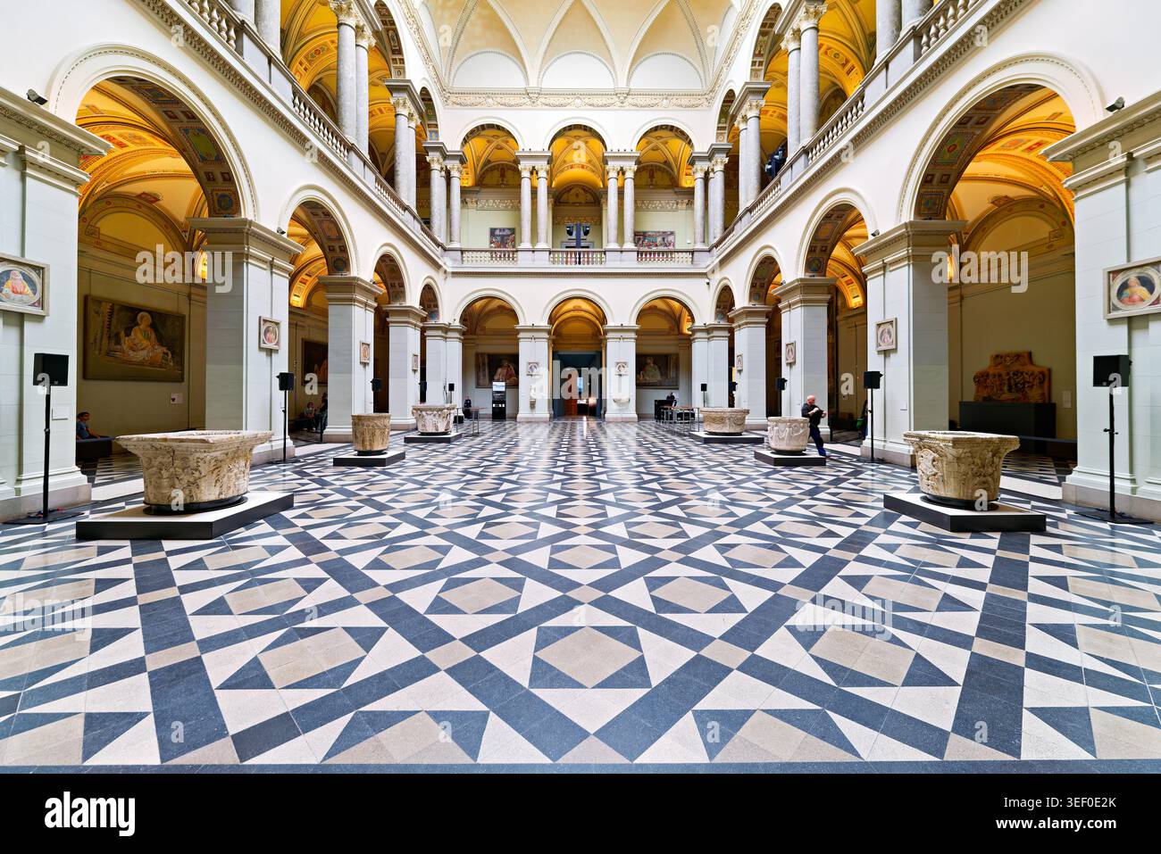 Les visiteurs explorent le spacieux Musée des Beaux-Arts de Budapest, appréciant l'art et l'architecture par temps clair en Hongrie. Banque D'Images
