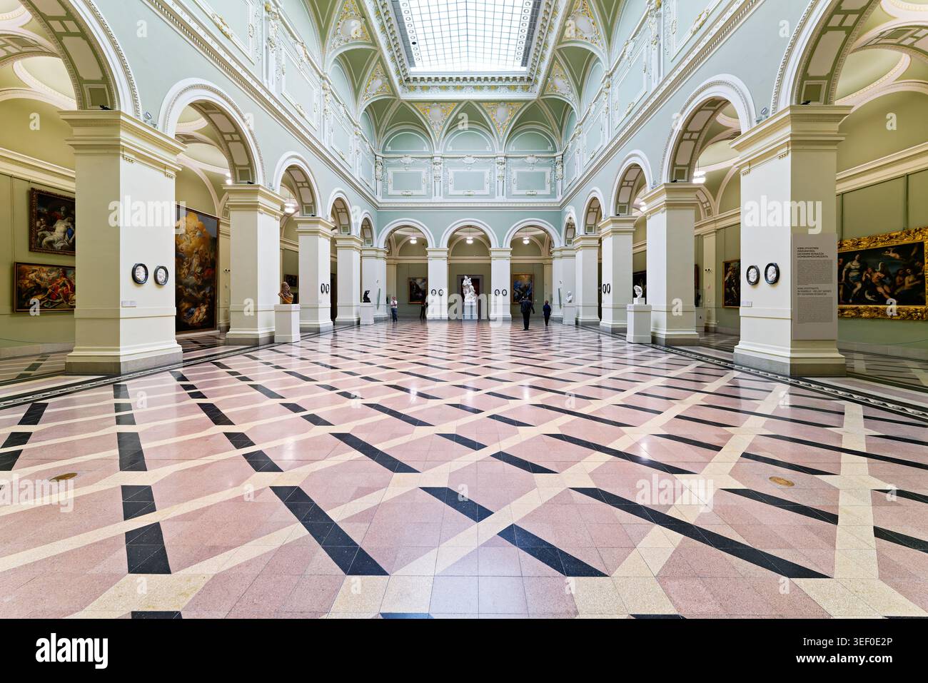 Les visiteurs se promènent dans le Musée des Beaux-Arts de Budapest, en admirant l'art et l'architecture de l'espace pendant la journée. Banque D'Images