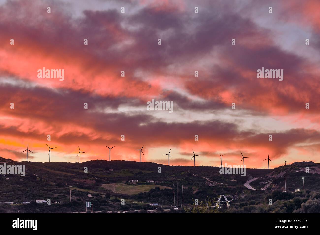 Turbines éoliennes à énergie durable sur une colline au coucher du soleil, production d'énergie renouvelable à Manilva, Andalousie, Espagne Banque D'Images
