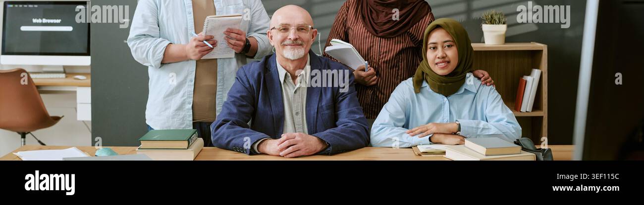 Portrait d'étudiants divers avec un enseignant masculin soutenant l'éducation Banque D'Images