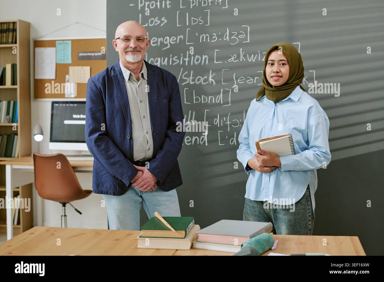 Portrait d'étudiant migrant étudiant apprenant avec un enseignant masculin Banque D'Images