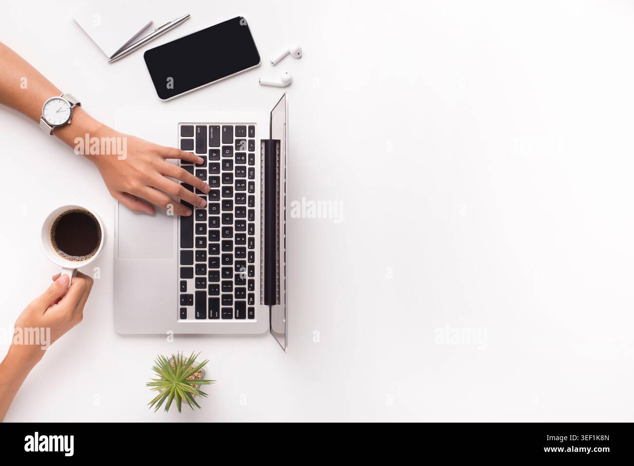 Vue de dessus de businesswoman typing on laptop sur lieu de travail Banque D'Images