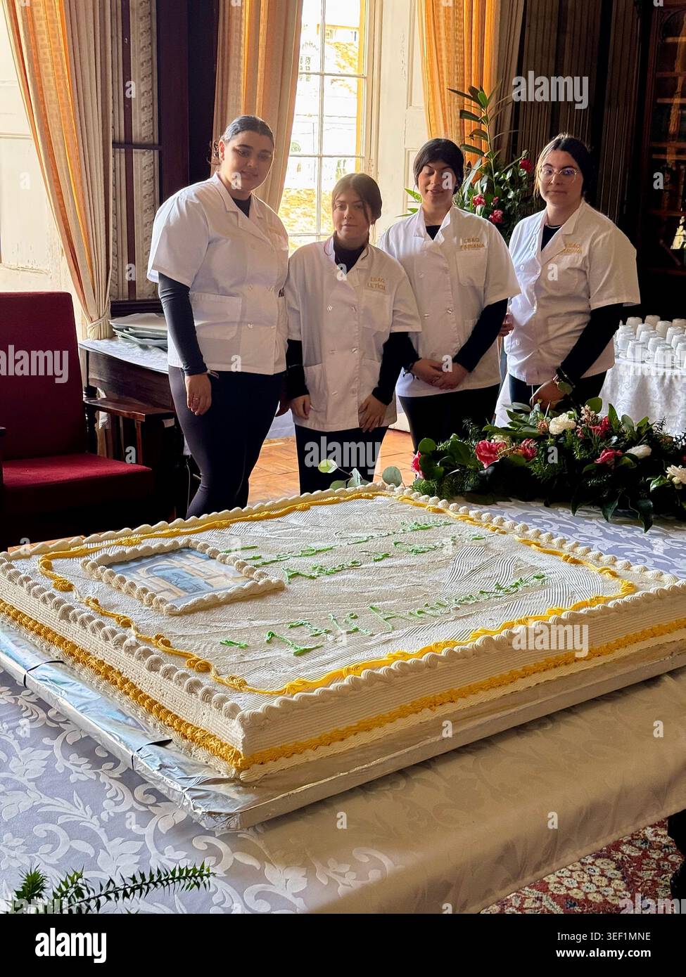 Les étudiants présentent un grand gâteau d’anniversaire à l’Escola Secundária Antero de Quental à Palácio da fonte Bela, aux Açores. Banque D'Images