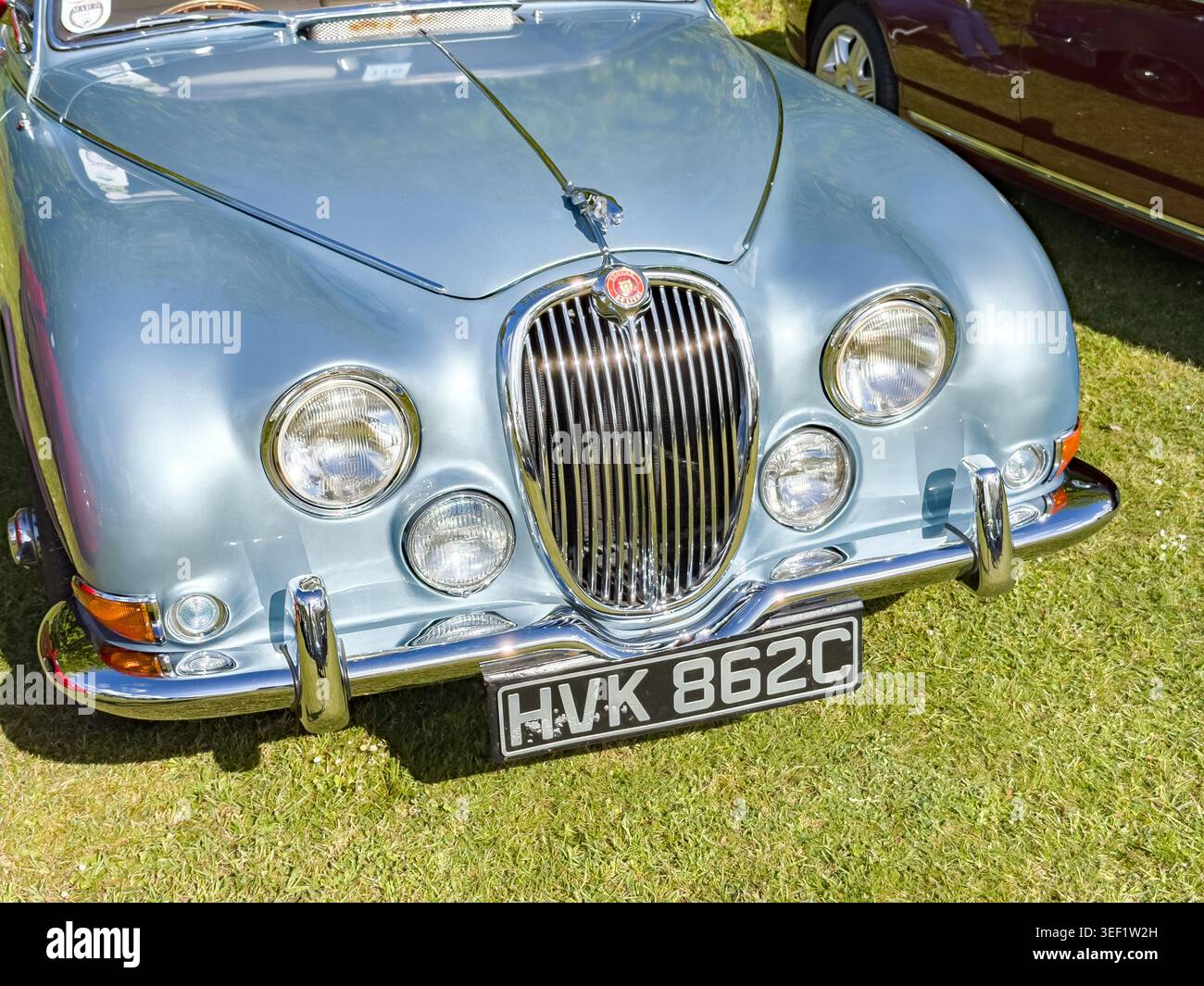 Vue de face d'une berline classique Jaguar S-type bleu clair garée sur l'herbe lors d'un salon automobile au Royaume-Uni montrant la calandre et les phares distinctifs Banque D'Images