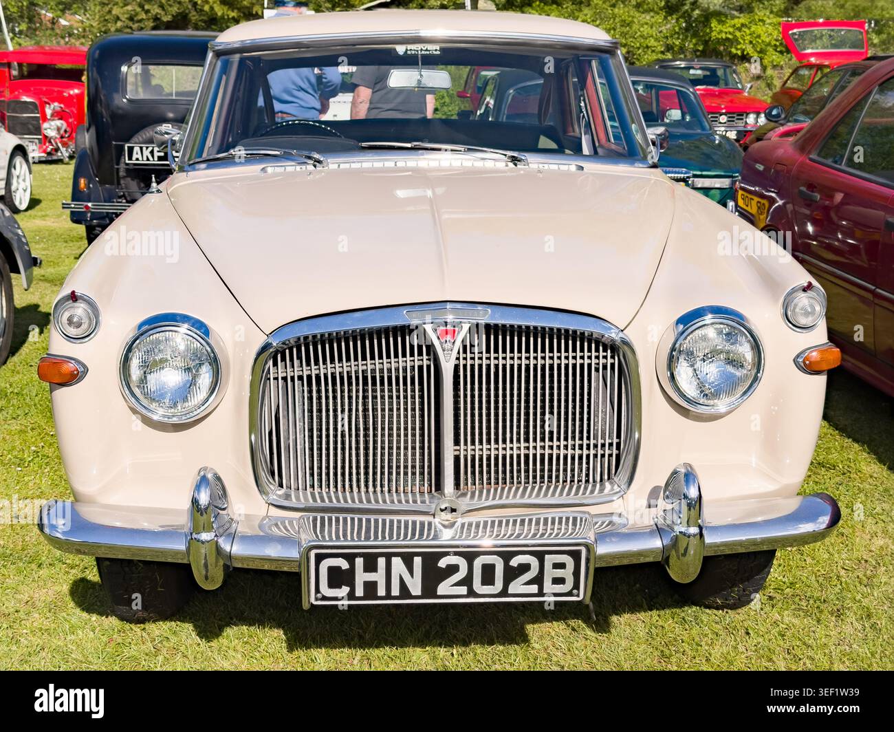 Vue de face d'un Rover P5 beige vintage lors d'un salon de voitures classiques au Royaume-Uni Banque D'Images