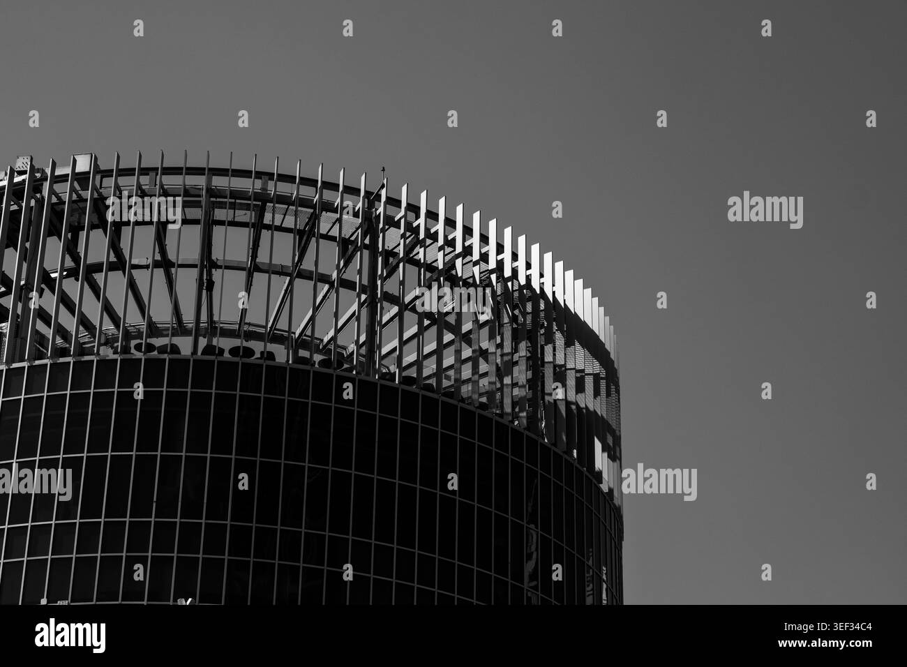 Architecture moderne monochrome avec façade cylindrique et design géométrique minimal Banque D'Images